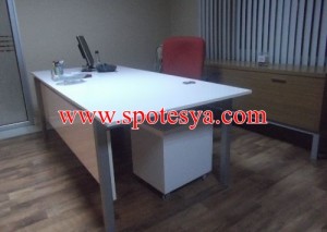 temiz durumda beyaz renkli ofis büro masası