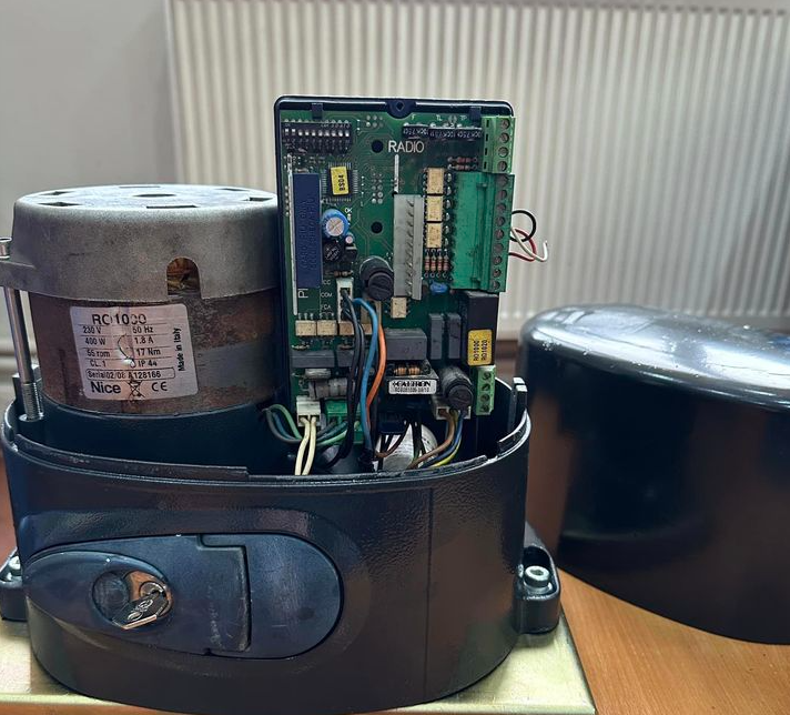 1000 kg itme kapasiteli orjinal kartı ile birlikte ikinci el kapı motoru 1000 kg itme kapasiteli orjinal kartı ile birlikte ikinci el kapı motoru